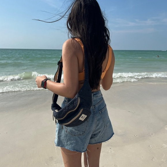 Sherpa Travel Fanny Pack Blue - Picture 5 of 10